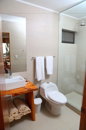 Cabaña estándar, 2 habitaciones, baño privado | Baño | Regadera, amenidades de baño gratuitas, secadora de cabello, toallas 