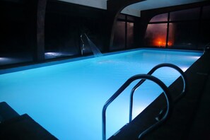 Indoor pool, a heated pool - Cabañas y Spa Costa Patagonia (Pichilemu)