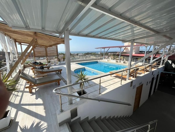 32-inch Smart TV with cable channels - Hotel El Gran Caiman (Máncora)