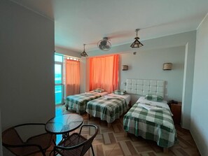 Triple Room | Laptop workspace, free WiFi, bed sheets - Hotel El Gran Caiman (Máncora)