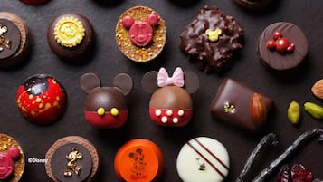 Verschiedene Schokoladenkonfekte mit unterschiedlichen Designs und Toppings.