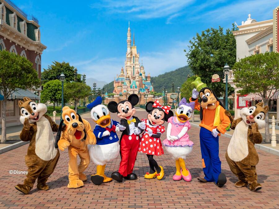 Ryhmä Disneyn hahmoja seisoo linnan edessä.