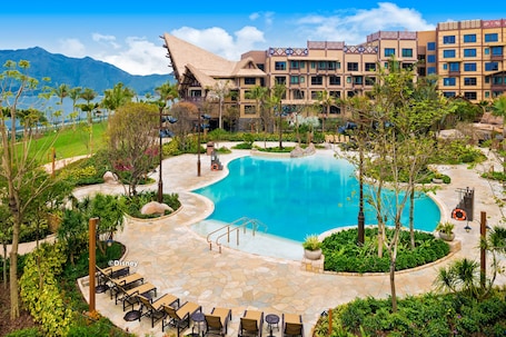 Una piscina al aire libre de temporada, sombrillas. Disney Explorers Lodge