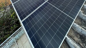 A rooftop with solar panels. - Maraca Hostel (Rio de Janeiro)