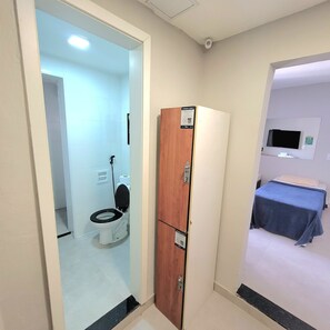 Suite económica, 1 cama matrimonial, baño privado | Decoración personalizada, camas extra, wifi gratis y ropa de cama