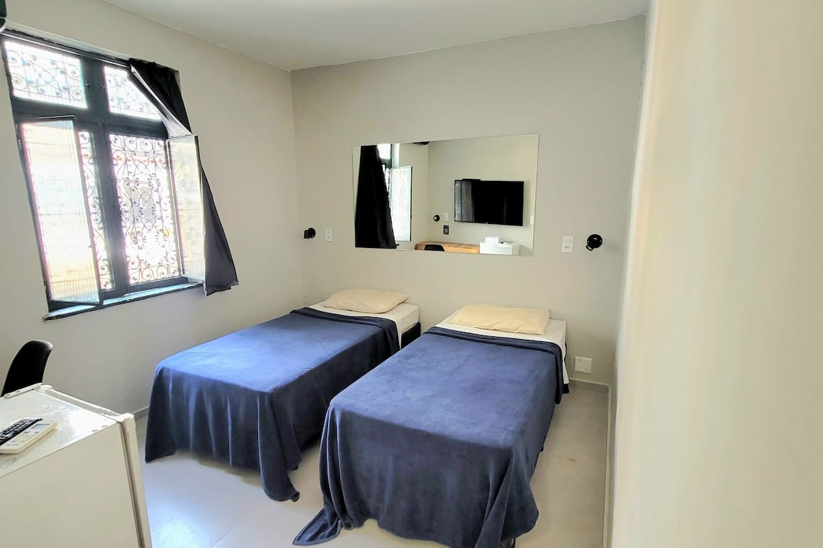 Economy suite, 1 tweepersoonsbed, privébadkamer | Individueel gedecoreerd, extra bedden, gratis wifi, beddengoed