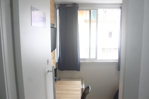 Habitación con 1 cama matrimonial o 2 individuales, baño compartido | Decoración personalizada, camas extra, wifi gratis y ropa de cama