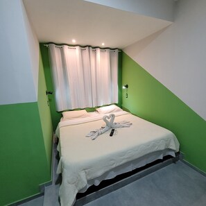 بديكورات فريدة لكل غرفة وأسرّة قابلة للطي وواي فاي مجانًا وملاءات أسرّة