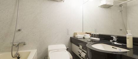Un baño moderno con bañera, inodoro y lavabo.