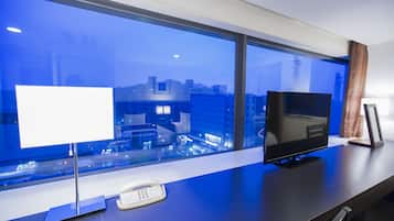 Zweibettzimmer, Nichtraucher, Eckzimmer (West Building, 30sqm) | Schreibtisch, schallisolierte Zimmer, kostenloses WLAN, Bettwäsche