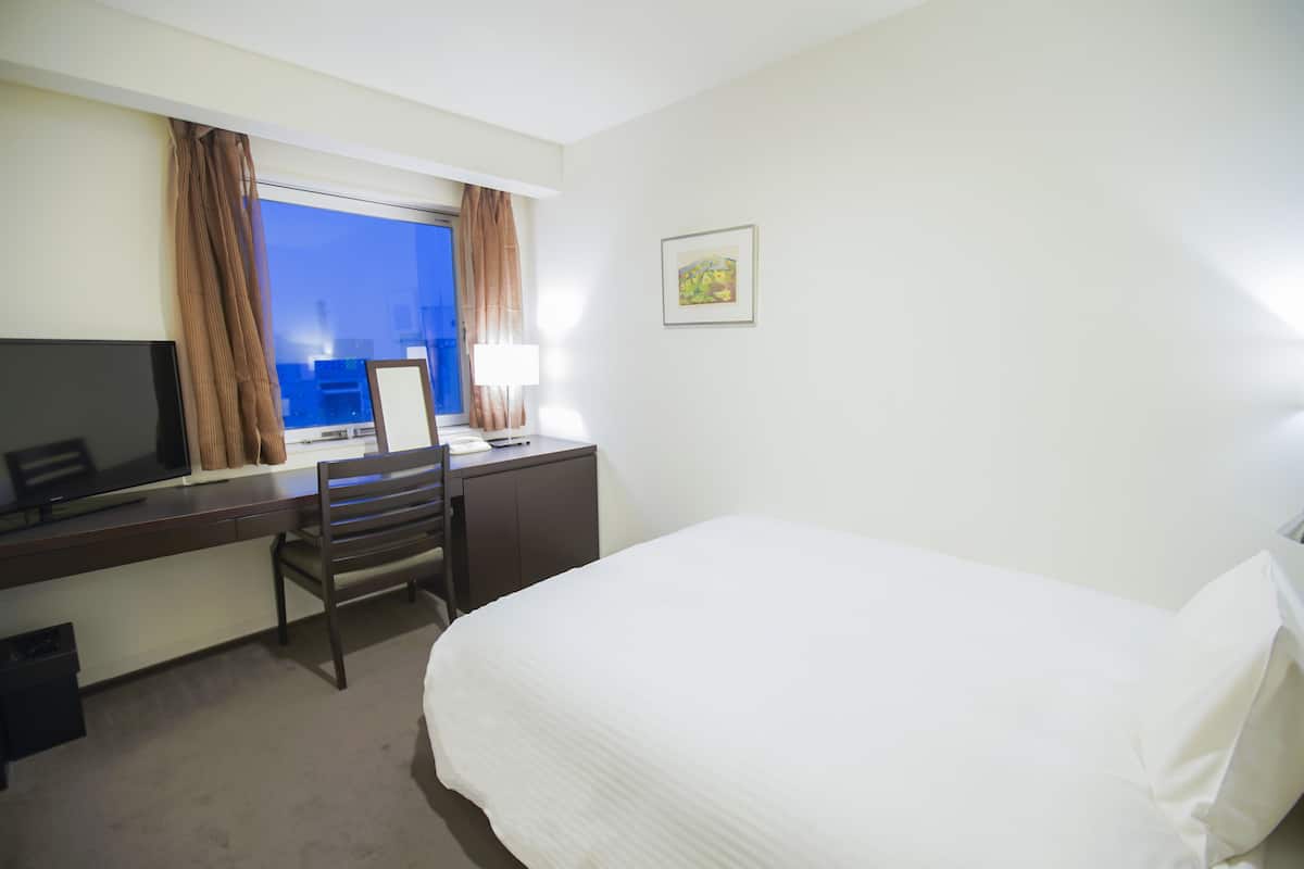 Desk, soundproofing, free WiFi, bed sheets