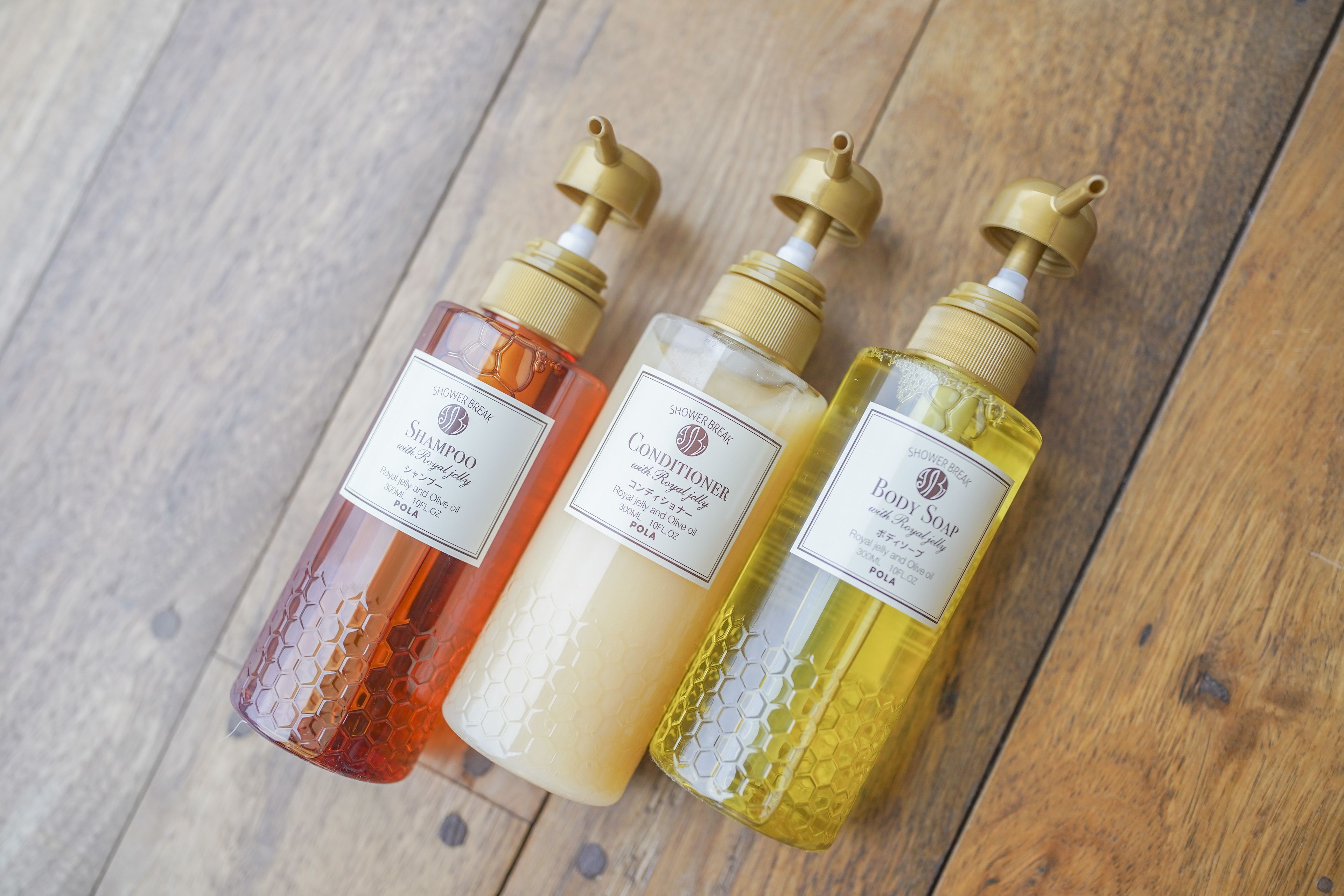 combined shower/bathtub, free toiletries, hair dryer, slippers