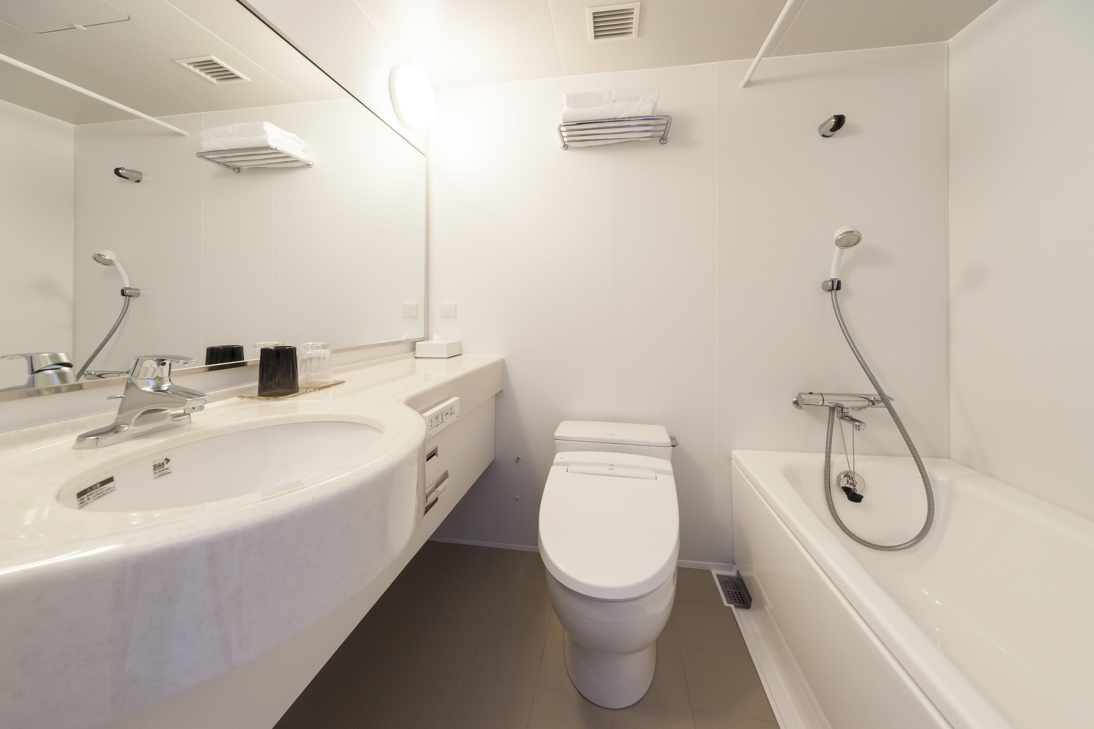 [East Building] Comfort Twin, Non Smoking (21.5sqm) | Bathroom | Combined shower/tub, free toiletries, hair dryer, slippers