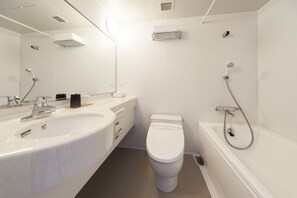 [East Building] Comfort Twin, Non Smoking (21.5sqm) | Bathroom | Combined shower/tub, free toiletries, hair dryer, slippers - Hotel Sunroute Tokushima (Tokushima)