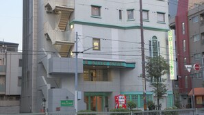 Un immeuble à plusieurs étages portant une enseigne indiquant le « Rotary Hotel ».