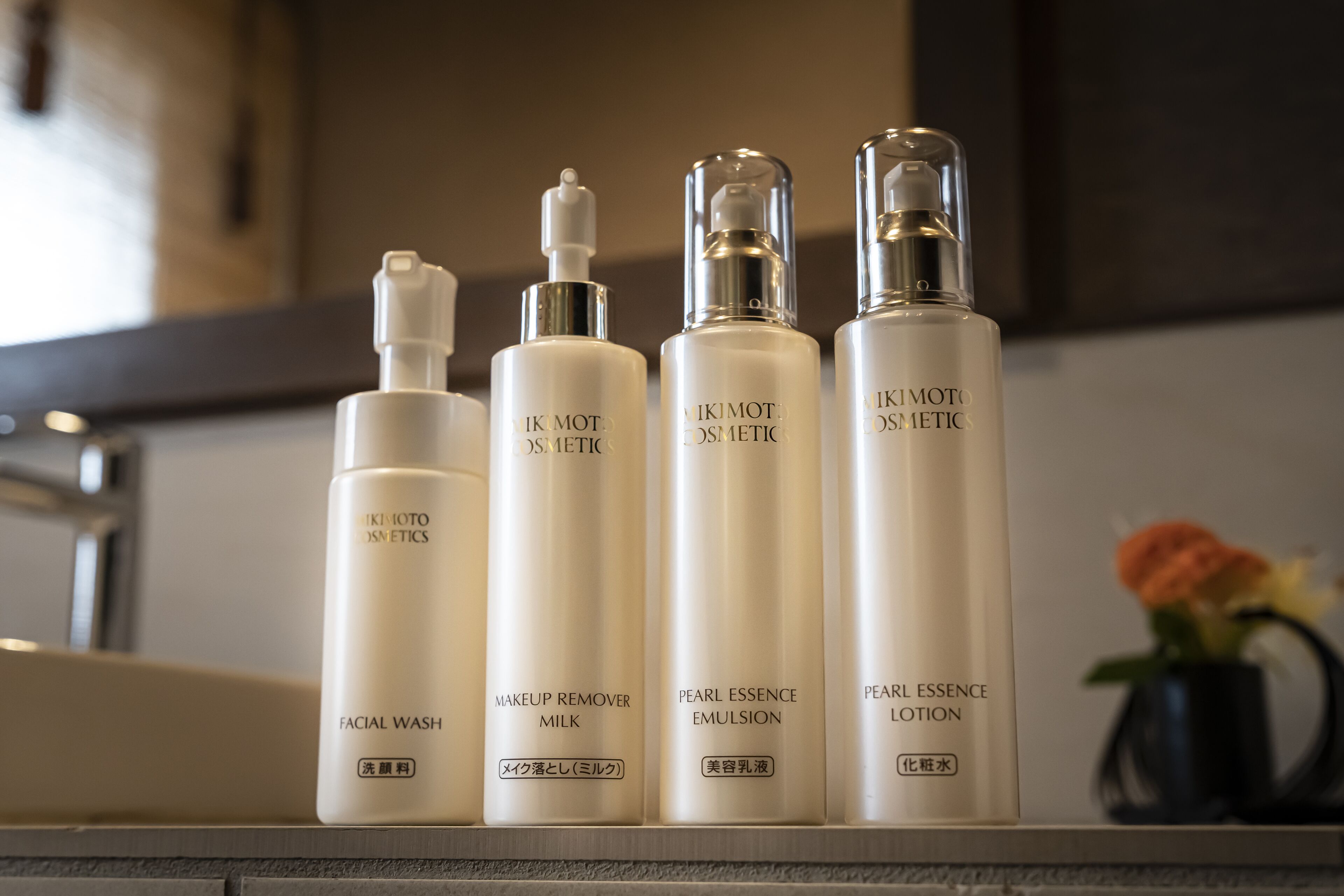 combined shower/bathtub, deep-soaking bathtub, rainfall showerhead