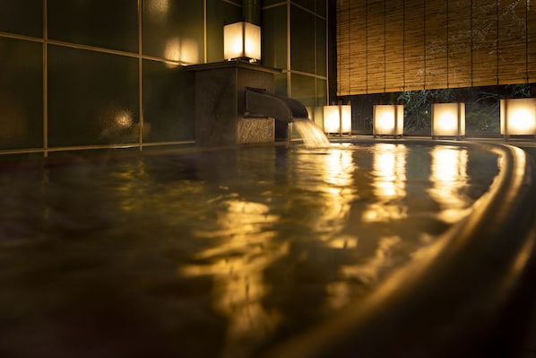 Duschwanne, Komfortbadewanne, Regendusche, kostenlose Toilettenartikel