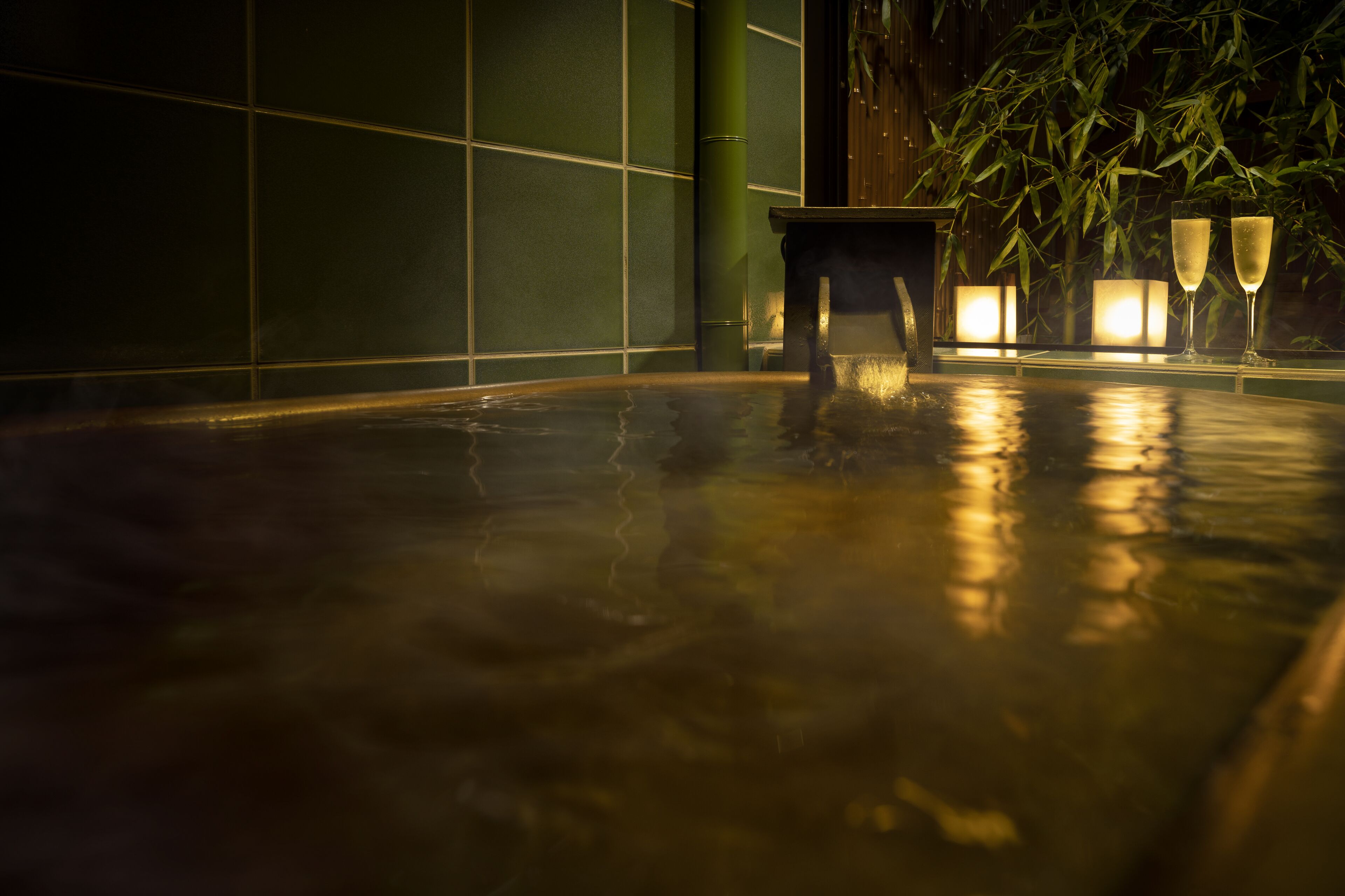 combined shower/bathtub, deep-soaking bathtub, rainfall showerhead