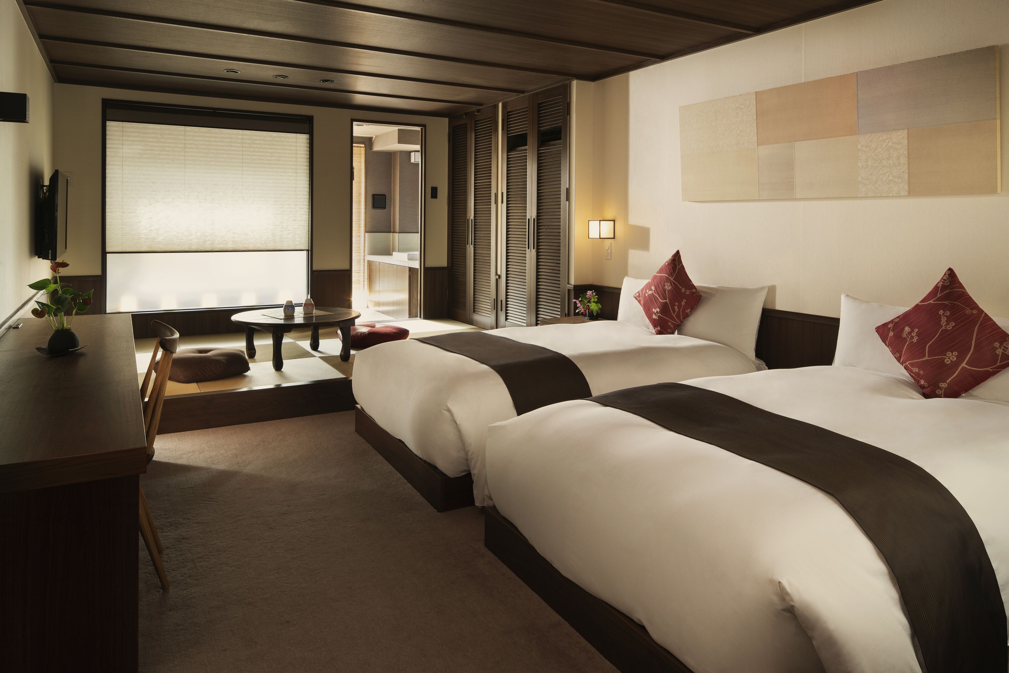 20 bedrooms, down duvets, tempur-pedic beds, in-room safe