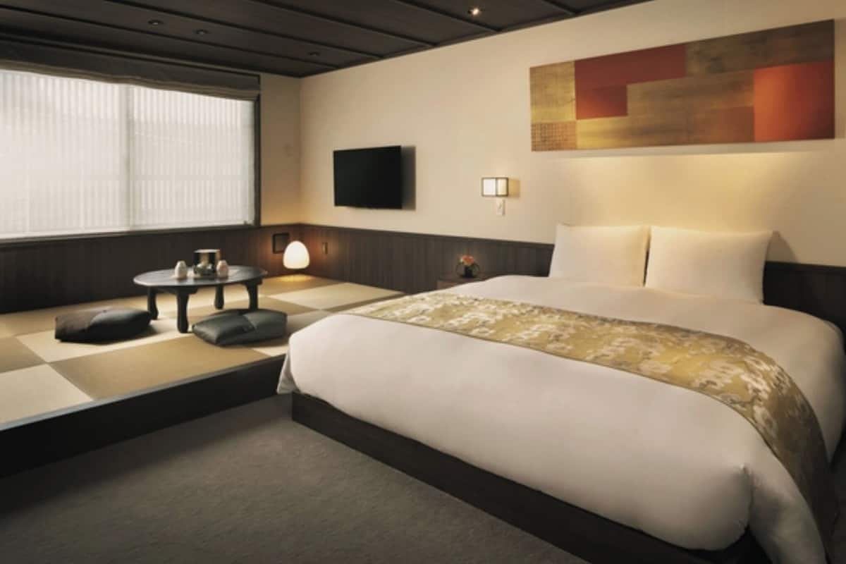 8 bedrooms, down comforters, Tempur-Pedic beds, in-room safe