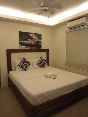 Standard Room | Desk, rollaway beds