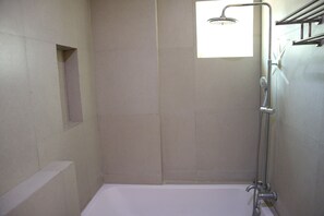 Deluxe Room | Bathroom | Shower, free toiletries, bidet, towels - Giecel Pension (El Nido)