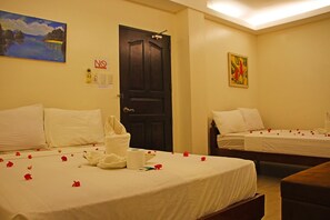 Desk, rollaway beds - Giecel Pension (El Nido)