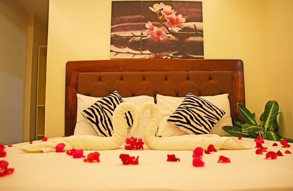 Desk, rollaway beds