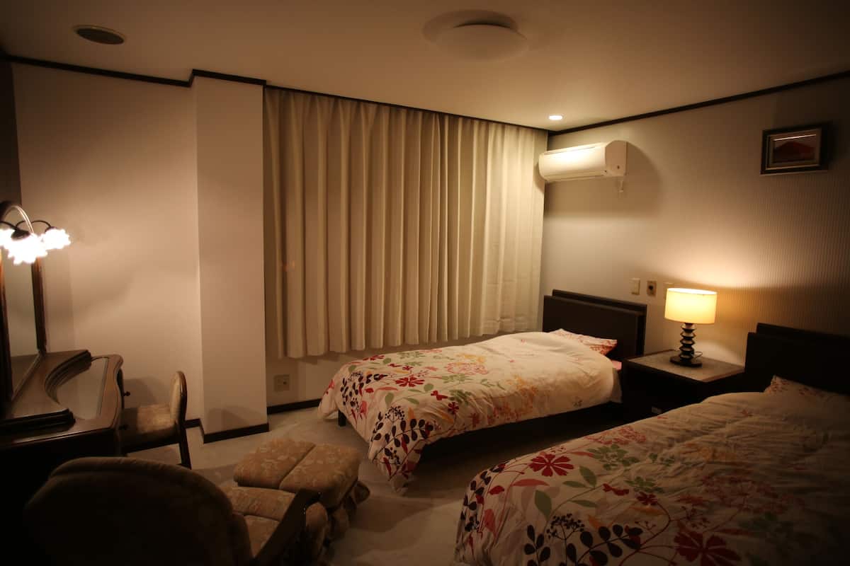 1 habitación, cortinas blackout, wifi gratis y ropa de cama 