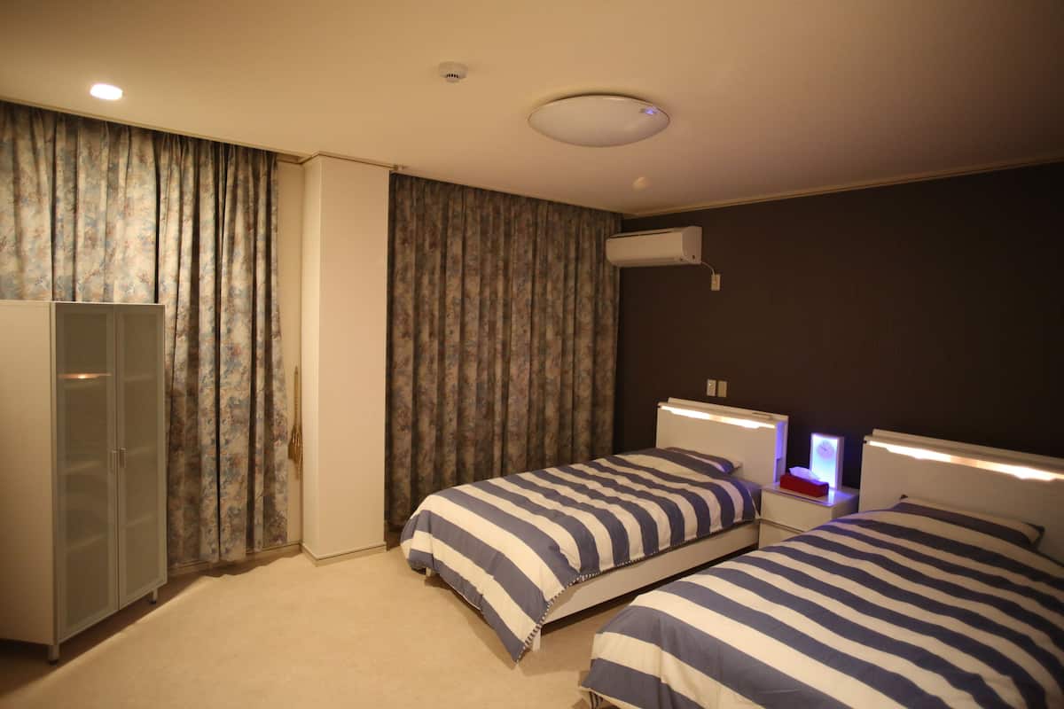 1 habitación, cortinas blackout, wifi gratis y ropa de cama 