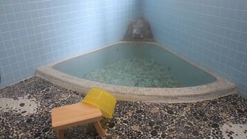 Combined shower/bathtub, deep-soaking bathtub, free toiletries