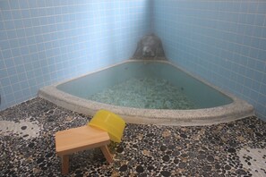Combined shower/bathtub, deep-soaking bathtub, free toiletries