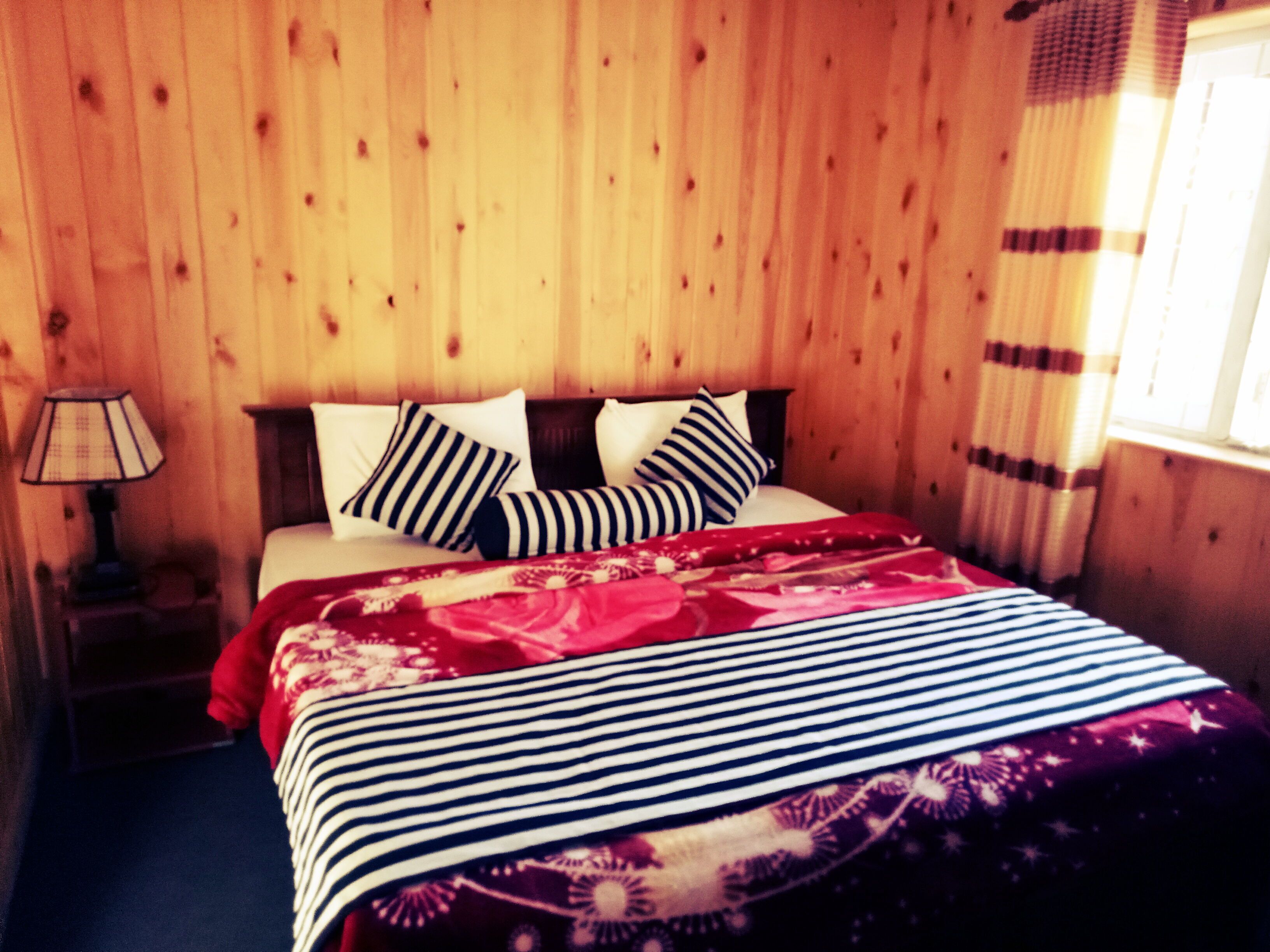 Desk, soundproofing, free WiFi, bed sheets