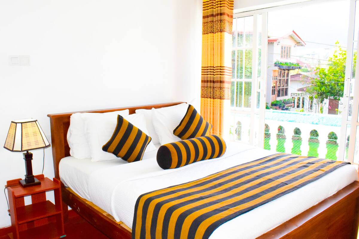 Double Room, Mountain View | Desk, soundproofing, WiFi (free), bed sheets
