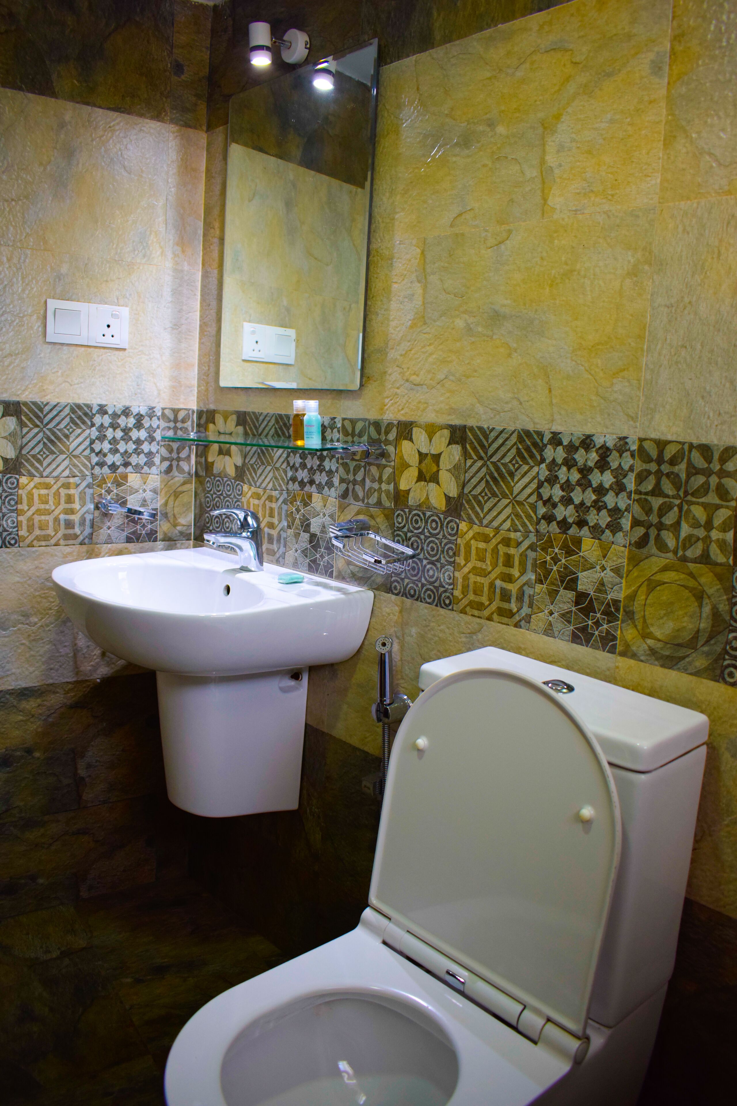 Un baño con inodoro, lavabo y espejo.
