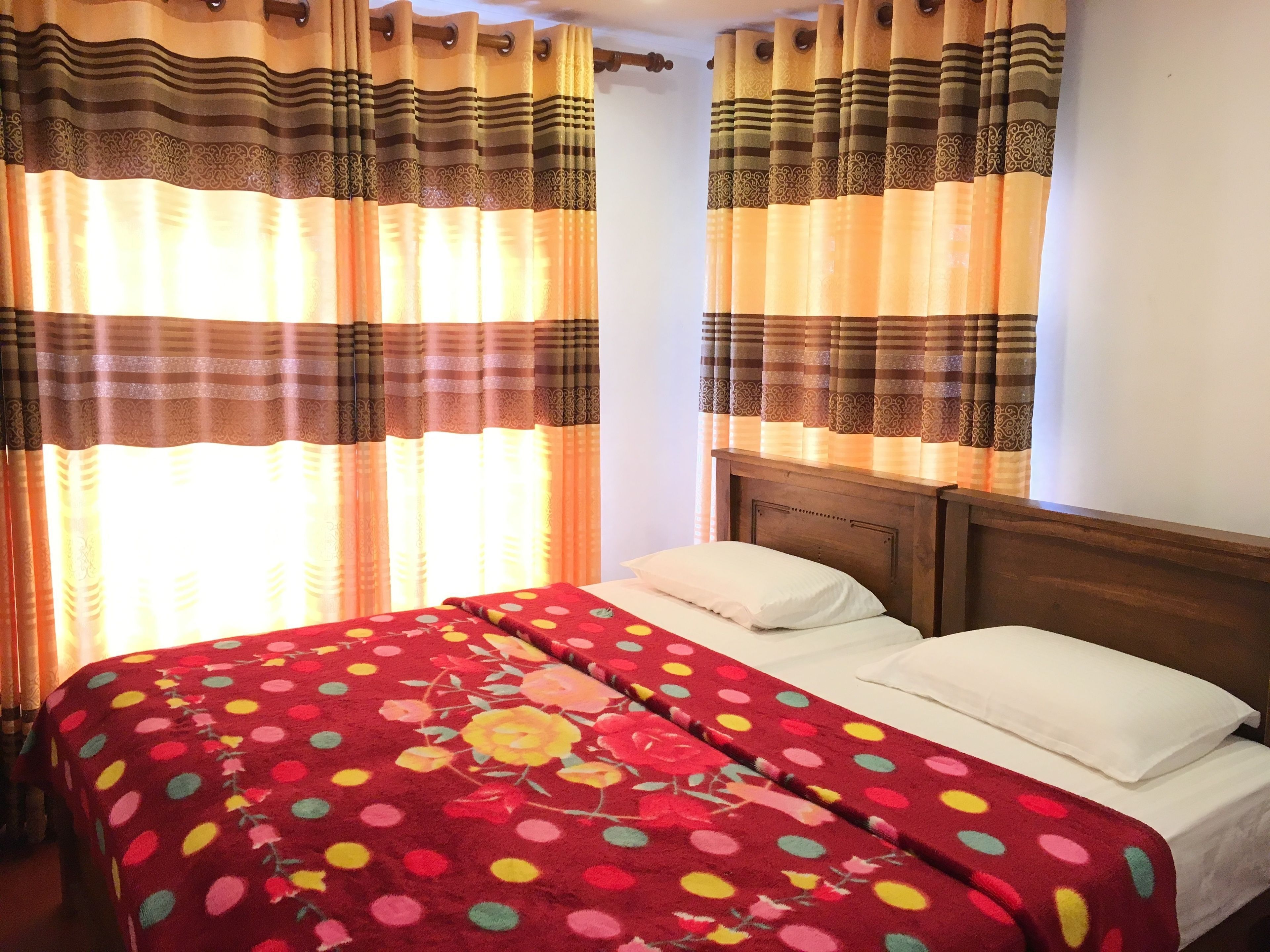 Desk, soundproofing, free WiFi, bed sheets