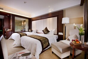 Frigobar, cofres nos quartos, escrivaninha, cortinas blackout