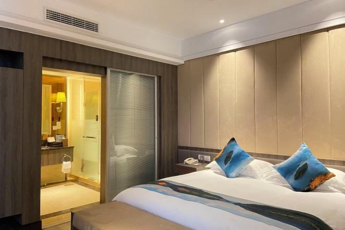 Minibar, safe på rommet, skrivebord og blendingsgardiner