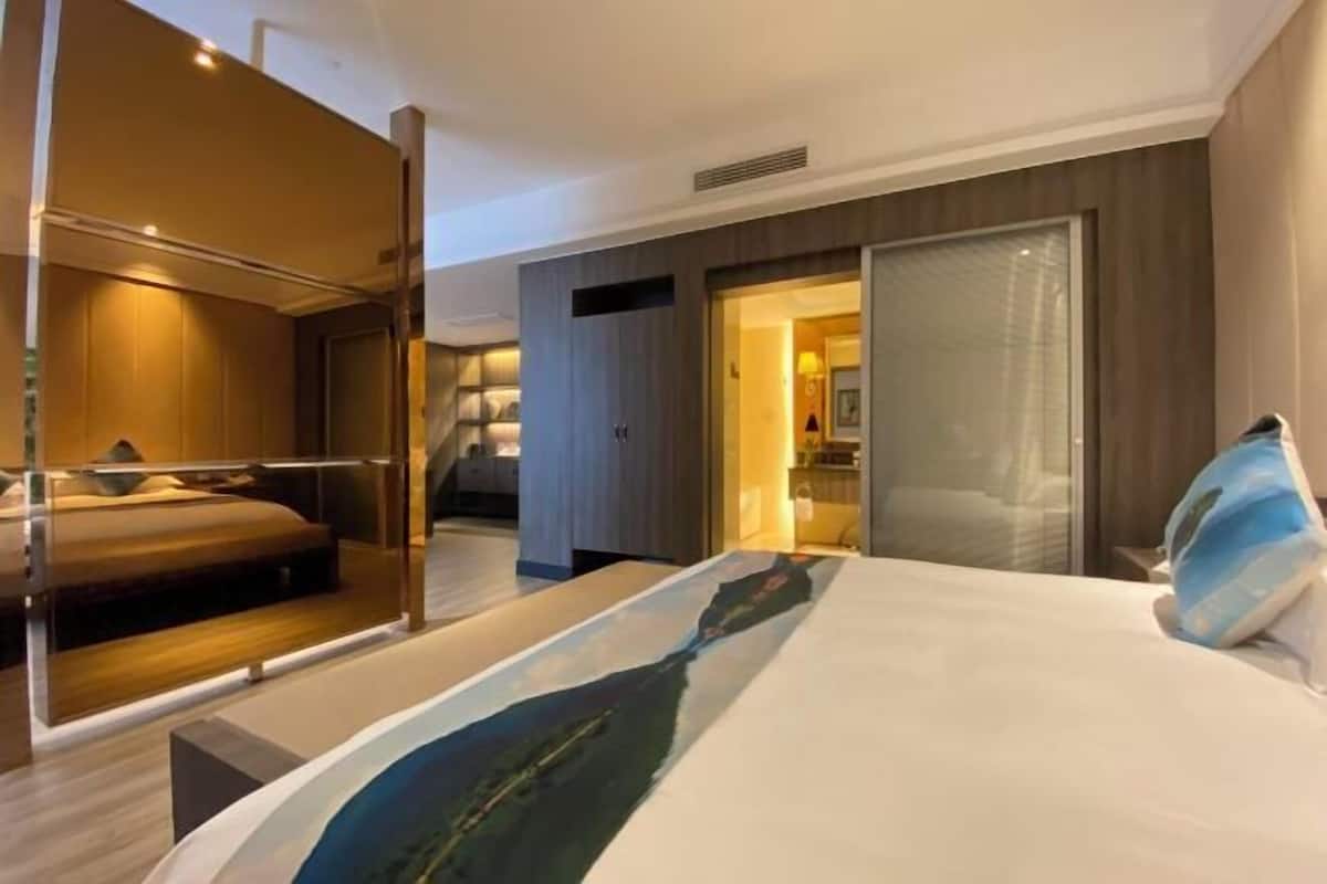 Minibar, Zimmersafe, Schreibtisch, Verdunkelungsvorhänge