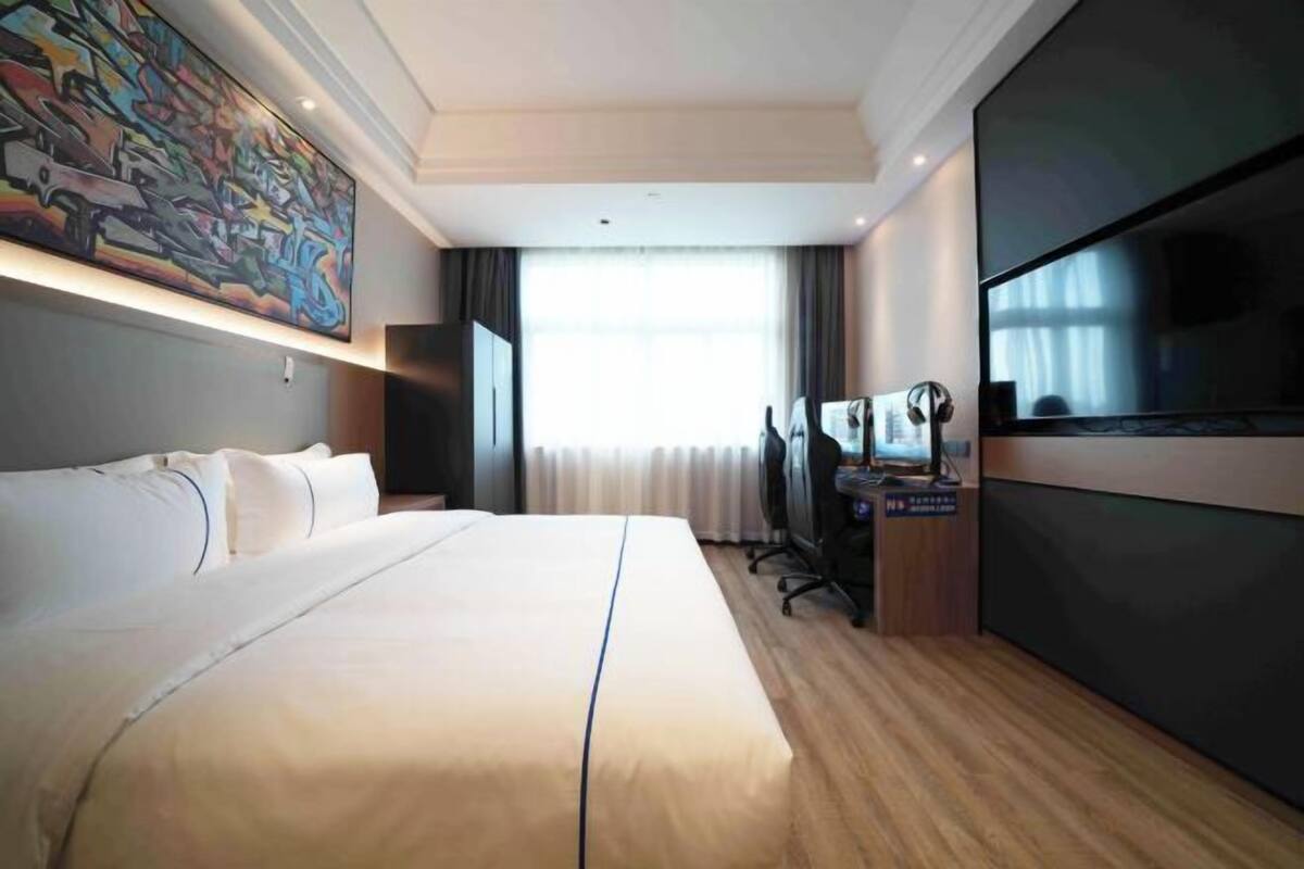Minibar, in-room safe, desk, blackout drapes
