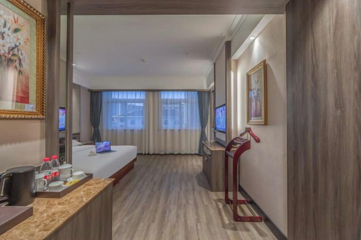 Minibar, safe på rommet, skrivebord og blendingsgardiner