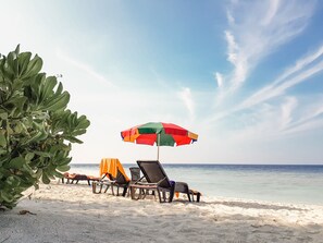 Beach nearby, white sand, sun loungers, beach umbrellas - West Sands (Ukulhas)