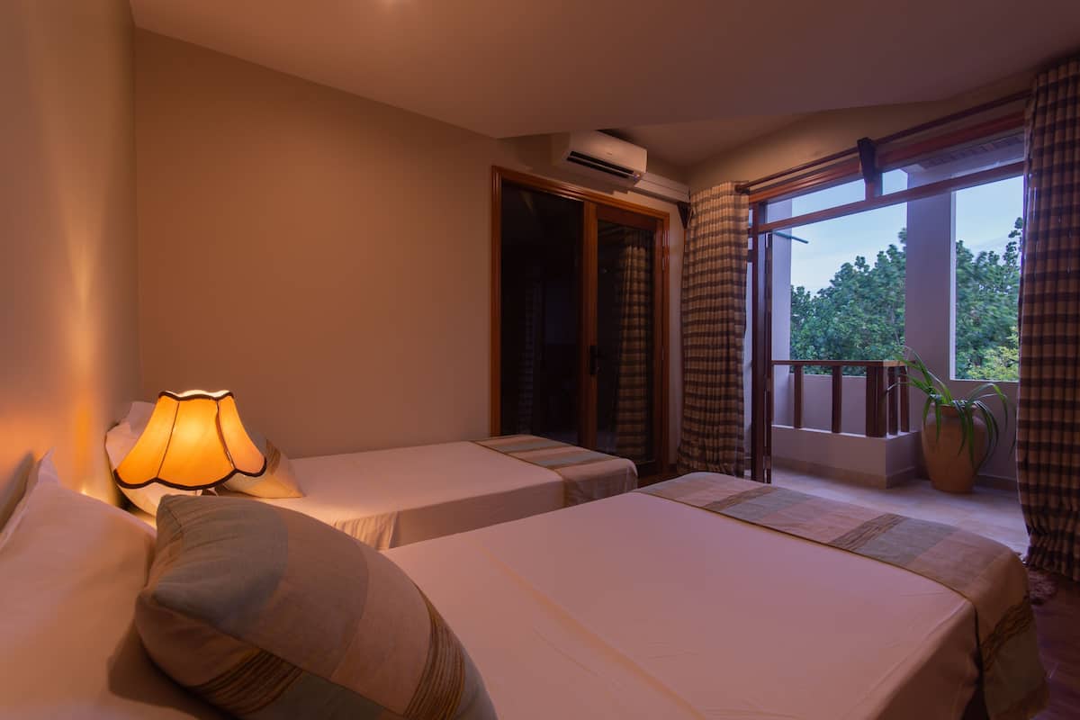 Family Apartment, Balcony (20% off on Return Shared Speed Boat transfer from Airport) | Lit avec matelas en mousse à mémoire, minibar, coffre-fort, bureau