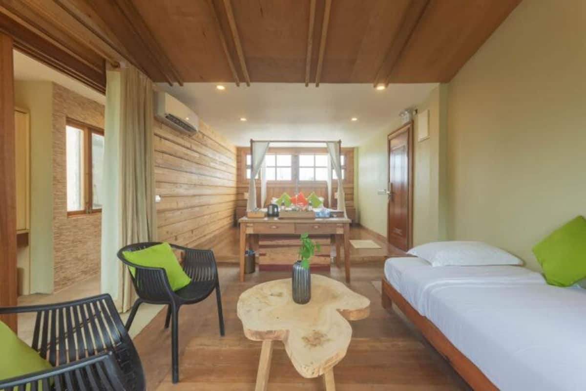 Un intérieur en bois comprenant un lit, une table et une chaise.