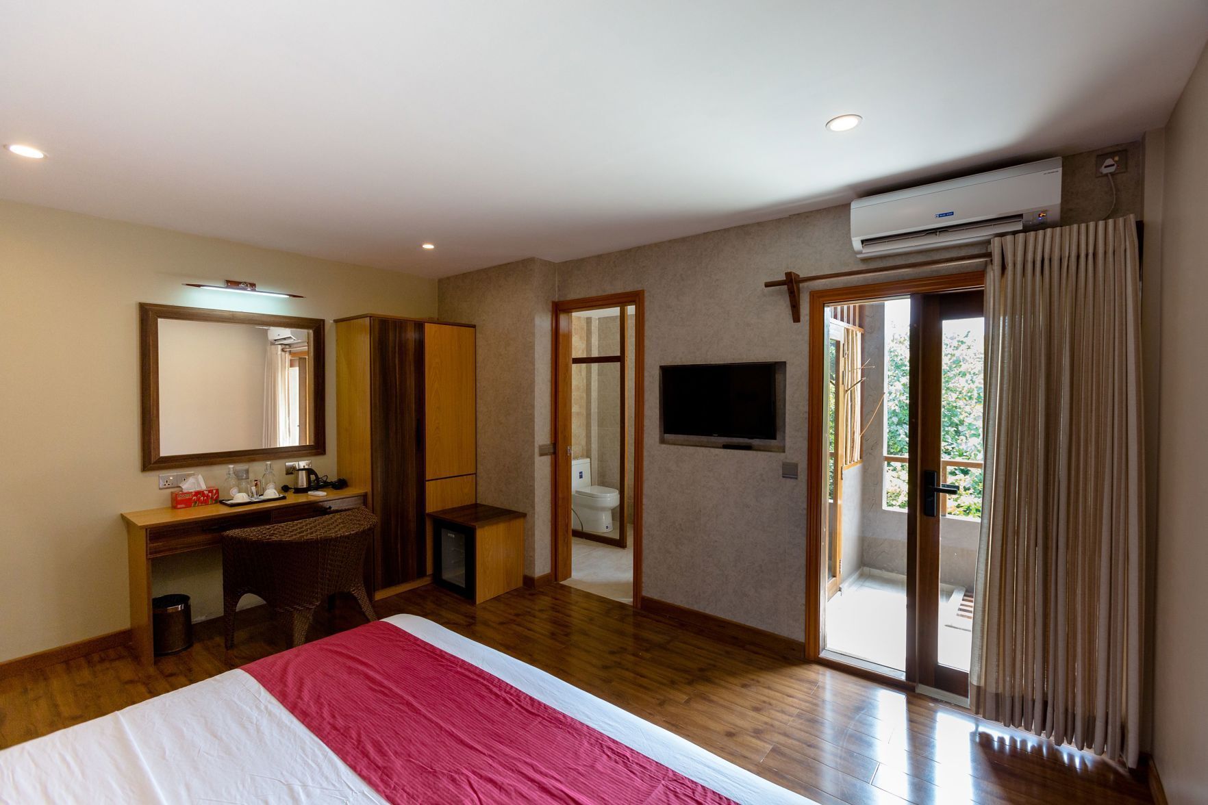 Memory foam beds, minibar, in-room safe, desk