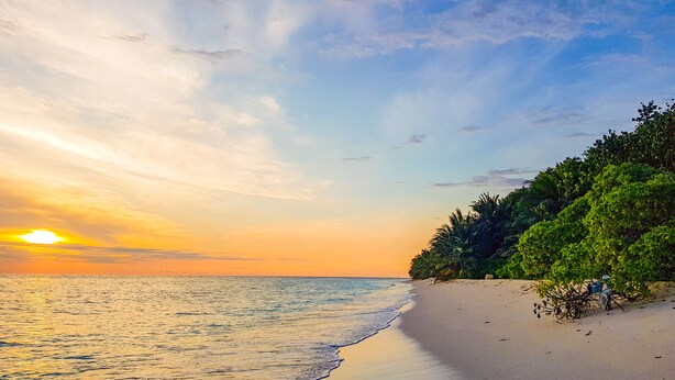 Unclassified image, 1 of 71, button - West Sands (Ukulhas)