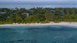 Beach nearby, white sand, sun loungers, beach umbrellas - West Sands (Ukulhas)