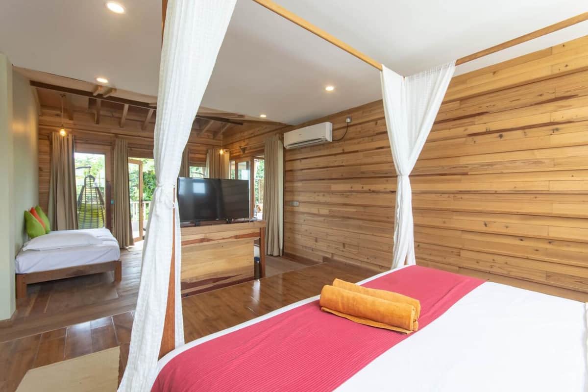 Grand Jacuzzi Suite (20% off on Return Shared Speed Boat transfer from Airport) | Lit avec matelas en mousse à mémoire, minibar, coffre-fort, bureau