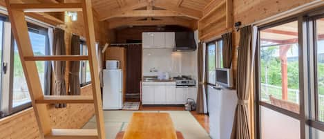 Cabin, Non Smoking (C) | Private kitchen | Fridge, microwave, stovetop, electric kettle