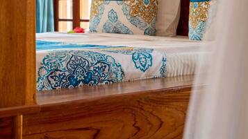 Pool Bungalow | In-room safe, desk, laptop workspace, WiFi (free)